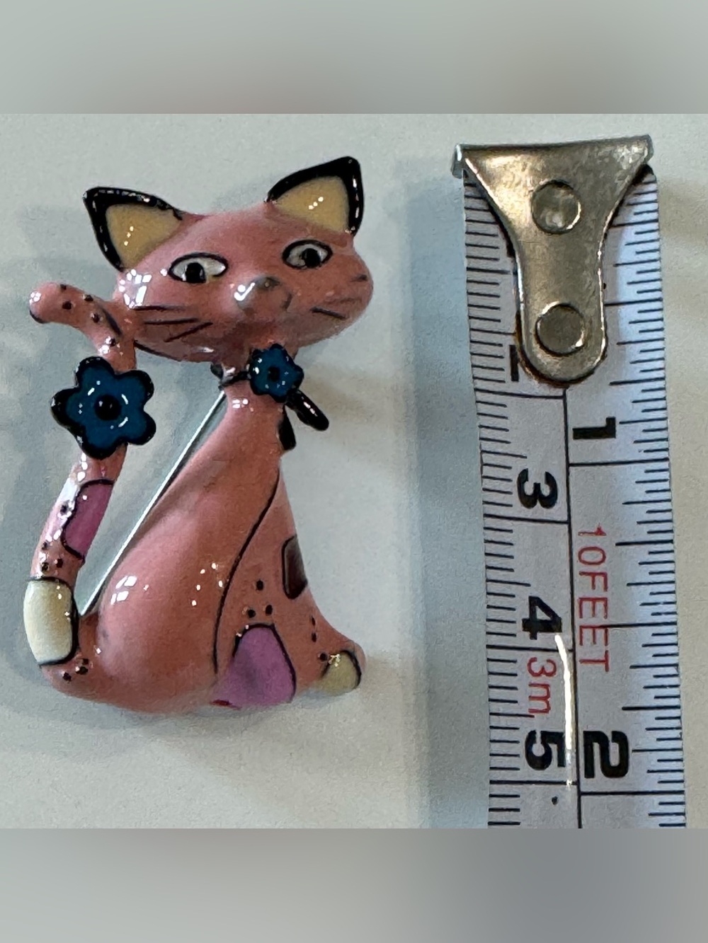 NEW Pink Cat Brooch with Blue Flower Accent - Picture 6 of 7